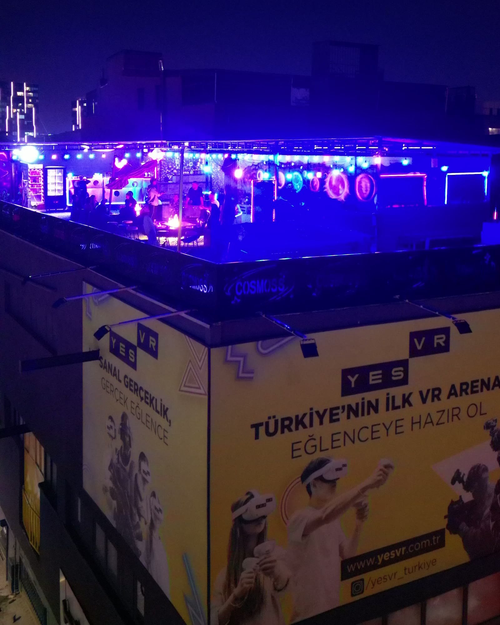 Binanın cephesindeki sarı YES VR tabelası: Türkiye'nin ilk VR arenası