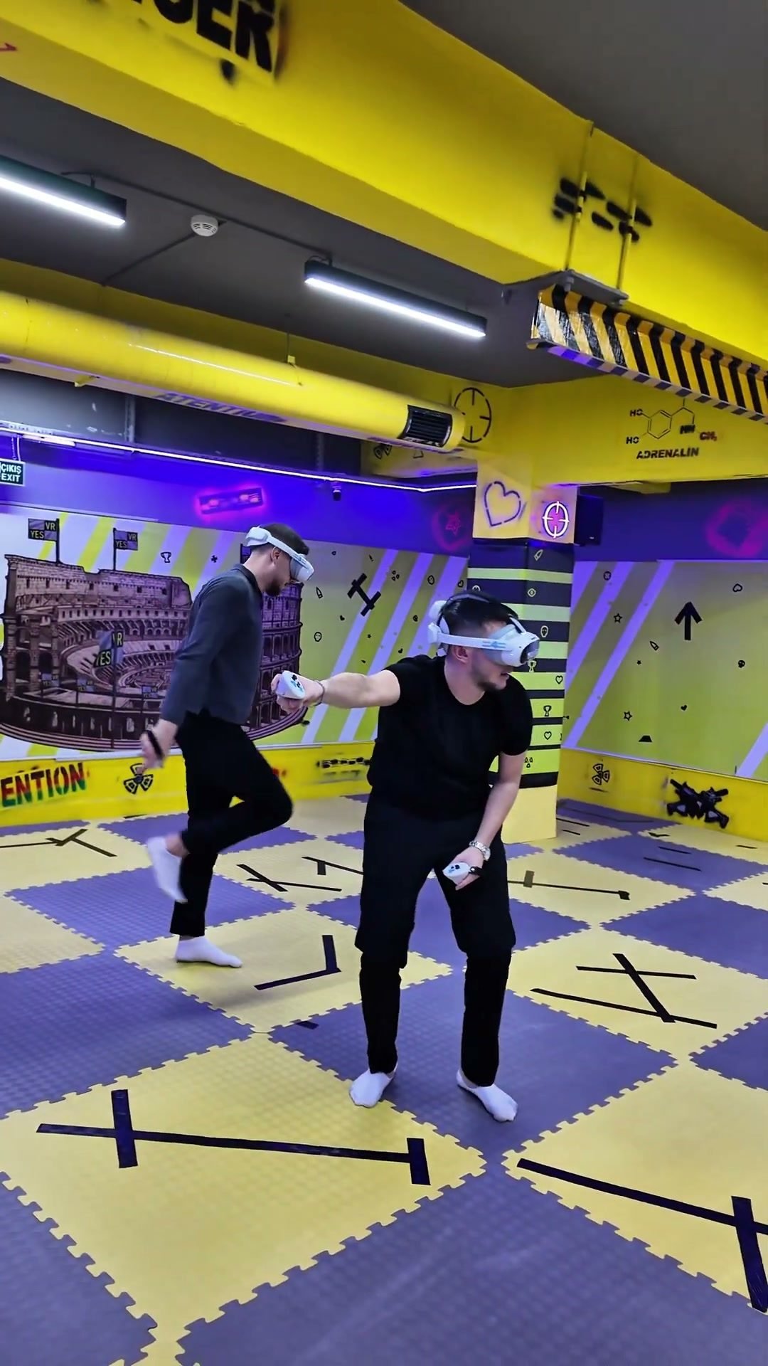 Bahçelievler arenasında VR gözlüklü iki oyuncu karşı karşıya
