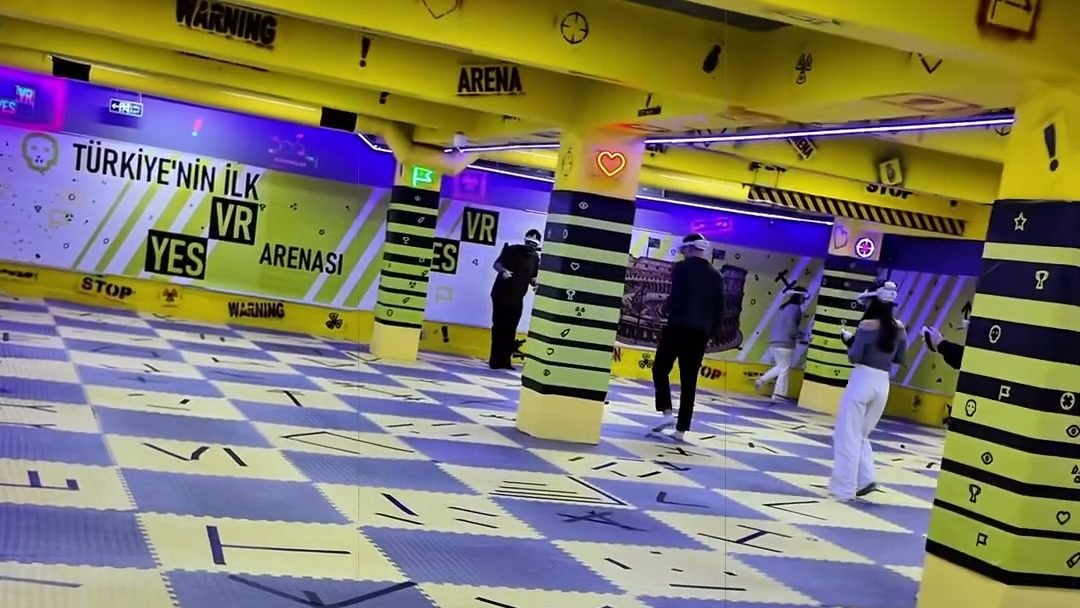 Arenada iki oyuncu, arkada Kolezyum duvar resmi